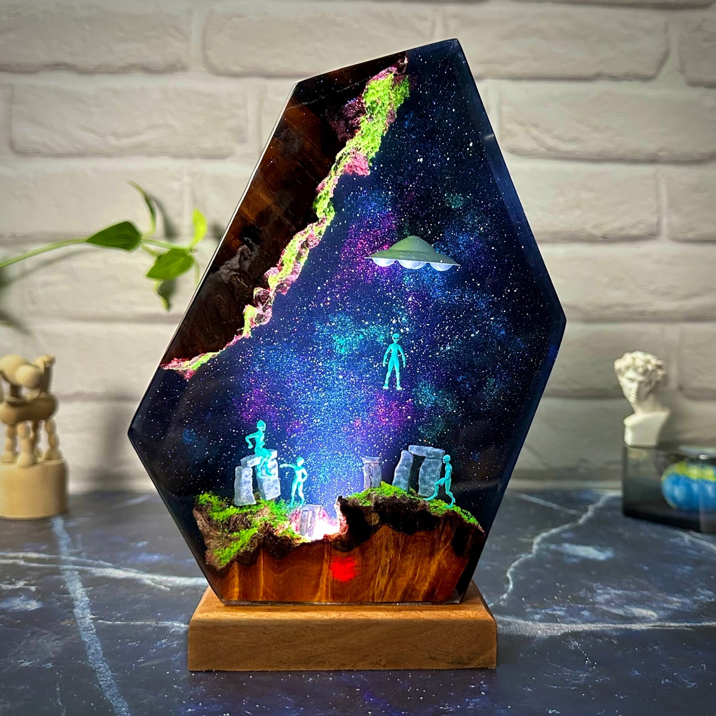 Aliens and space resin lamp