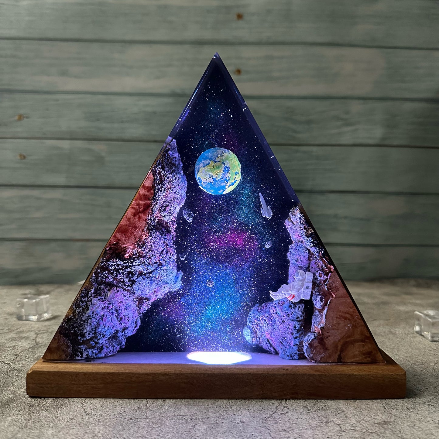 Astronaut resin lamp