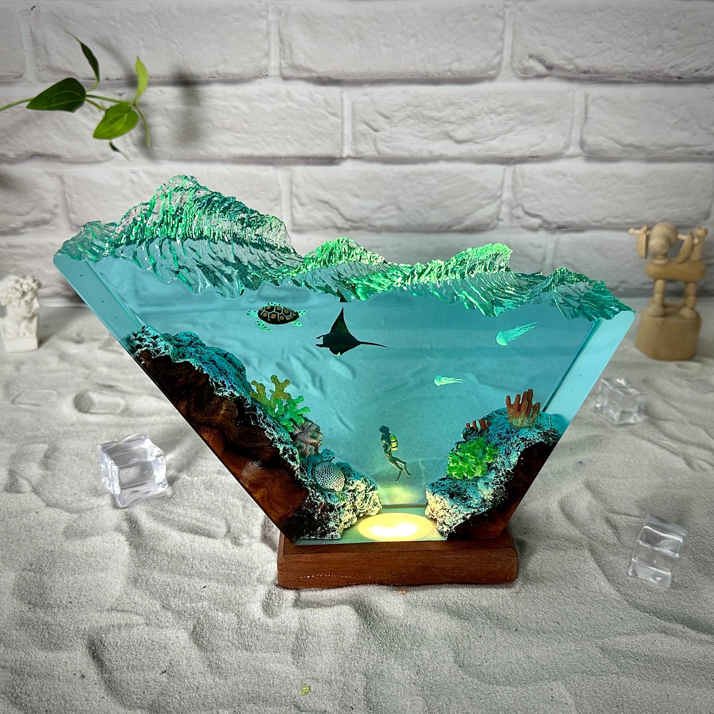 Turtle and rays resin lamp