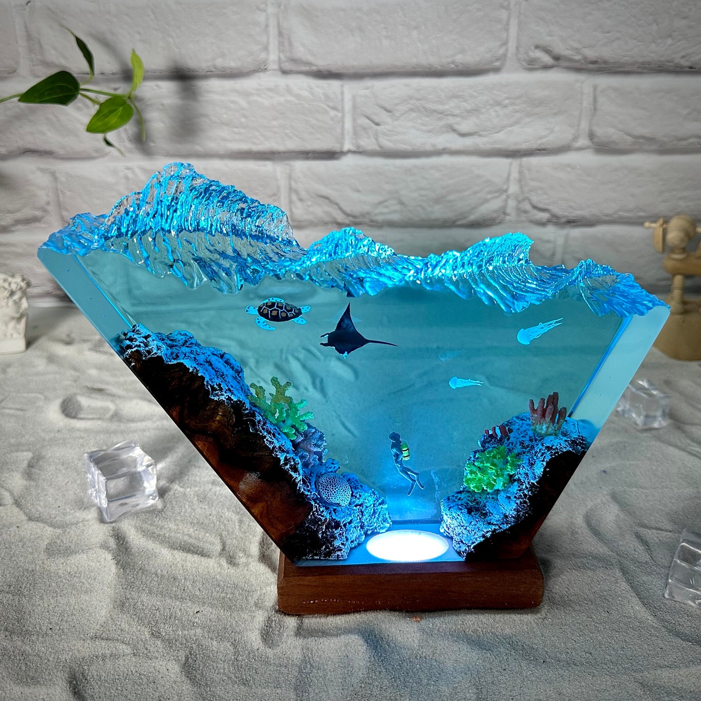 Turtle and rays resin lamp