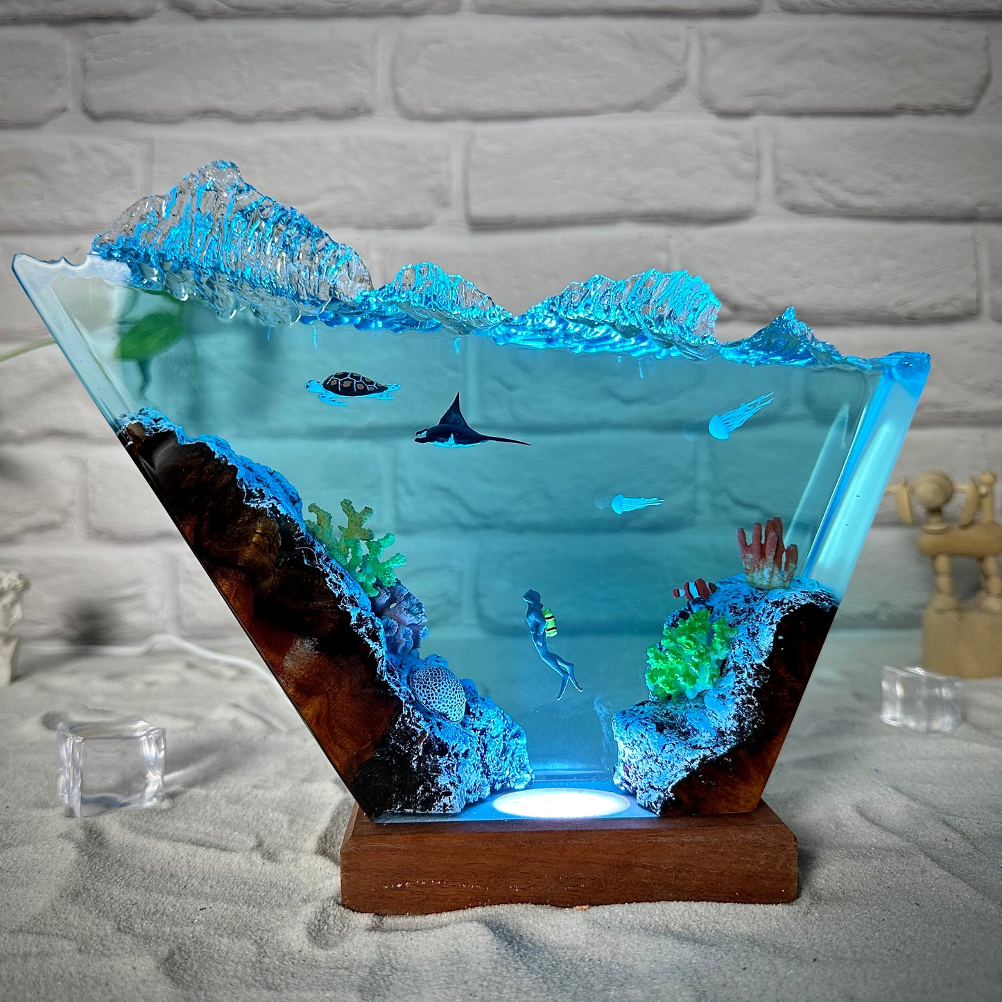 Turtle and rays resin lamp