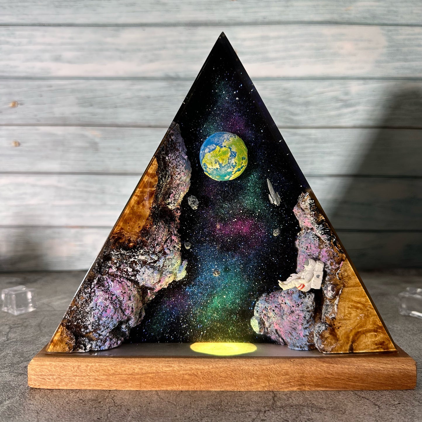 Astronaut resin lamp